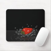 Splashing strawberry マウスパッド (マウス)