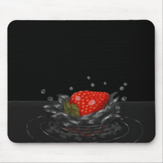 Splashing strawberry マウスパッド