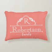 Split Monogram Family Name Coral Pink Frame アクセントクッション (正面)