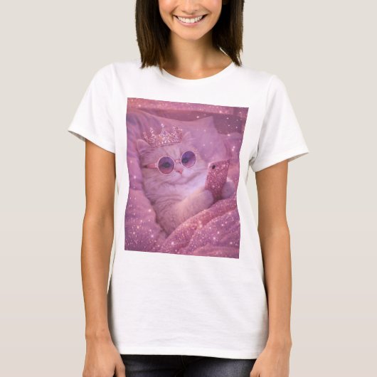 Spoiled Princess Cat Texting in Bed                Tシャツ (正面)