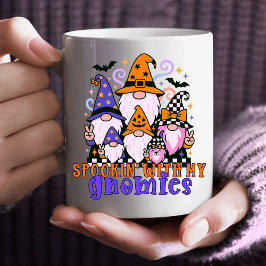 Spookin’ With My Gnomies: レトロハロウィンの友達 コーヒーマグカップ