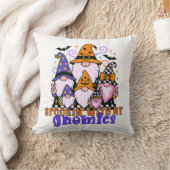 Spookin’ With My Gnomies: Retro Halloween Friends クッション (ブランケット)