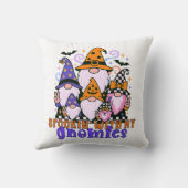 Spookin’ With My Gnomies: Retro Halloween Friends クッション (裏面)