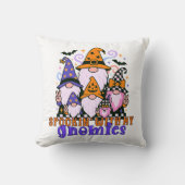 Spookin’ With My Gnomies: Retro Halloween Friends クッション (正面)