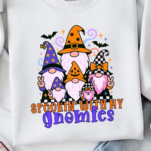 Spookin’ With My Gnomies: Retro Halloween Friends スウェットシャツ