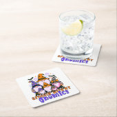 Spookin’ With My Gnomies: Retro Halloween Friends スクエアペーパーコースター (インサイチュ)