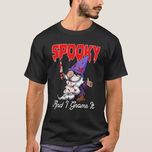 Spooky And I Gnome It Funny Women Halloween Day Ce Tシャツ (正面)