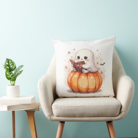 Spooky Cute Ghost Reading – Cozy Halloween Pumpkin クッション (椅子)