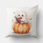 Spooky Cute Ghost Reading – Cozy Halloween Pumpkin クッション (正面)