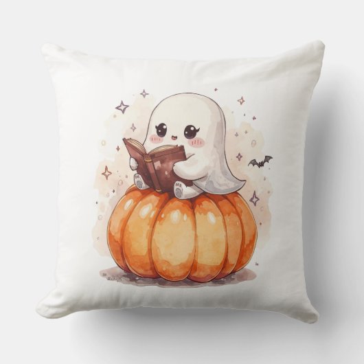 Spooky Cute Ghost Reading – Cozy Halloween Pumpkin クッション (正面)