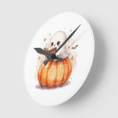 Spooky Cute Ghost Reading – Cozy Halloween Pumpkin ラウンド壁時計 (傾斜)