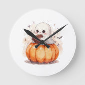 Spooky Cute Ghost Reading – Cozy Halloween Pumpkin ラウンド壁時計 (正面)