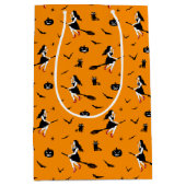Spooky Flying Witch Halloween Greeting  ミディアムペーパーバッグ (正面)