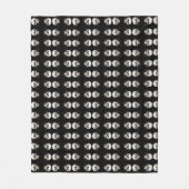 Spooky Halloween Melting Cranium With Bat Imagery  フリースブランケット (正面)