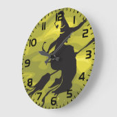 Spooky Halloween Witch Flying on Broomstick ラージ壁時計 (傾斜)