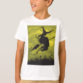 Spooky Halloween Witch Flying on Broomstick Tシャツ (正面)