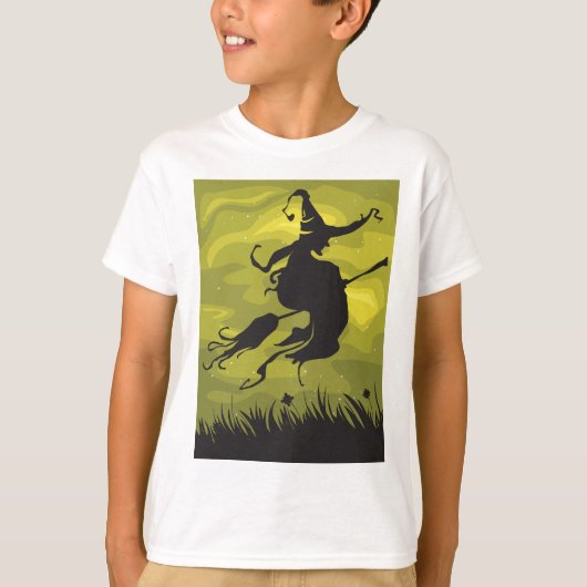 Spooky Halloween Witch Flying on Broomstick Tシャツ (正面)