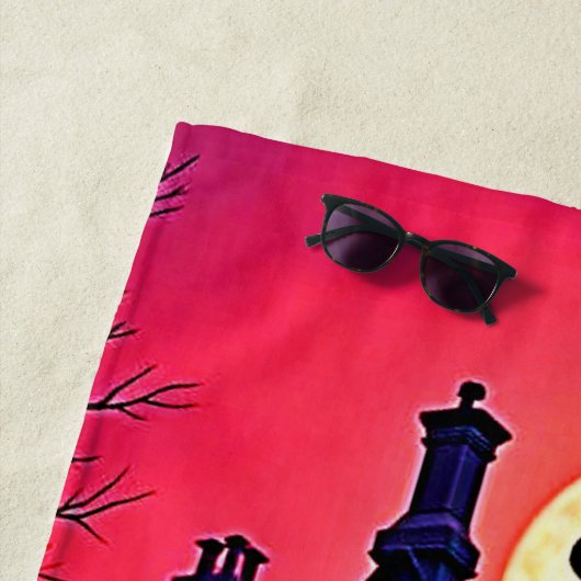 Spooky Haunted House at Dusk Design ビーチタオル (インサイチュ)