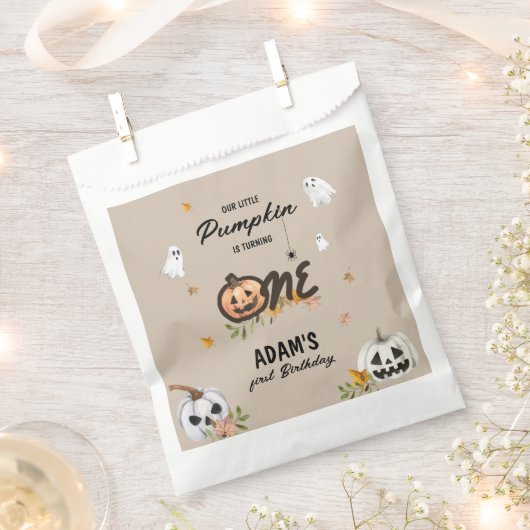 Spooky Little Pumpkin First Birthday フェイバーバッグ (クリップ留めされた状態)