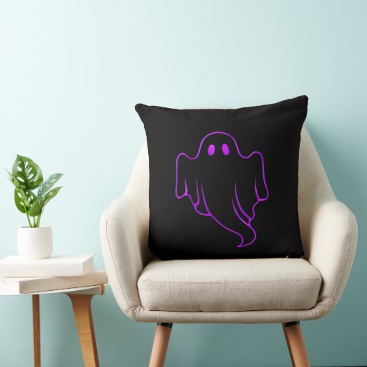 "Spooky Purple Glowing Ghost on Black Throw Pillow クッション (椅子)