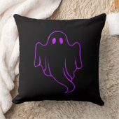 "Spooky Purple Glowing Ghost on Black Throw Pillow クッション (ブランケット)