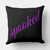 "Spooky Purple Glowing Ghost on Black Throw Pillow クッション (裏面)