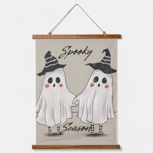 Spooky Season Squad 吊り下げ型タペストリー (正面)