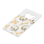 Spooky skulls and bones Halloween pattern クレジットカード栓抜き (正面アングル)