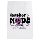 Spooky Teacher Halloween “Mode On” Apple & Bats ミディアムペーパーバッグ (裏面)