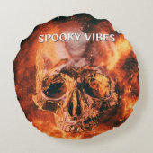 Spooky Vibes. Flaming skull in space ラウンドクッション (裏面)