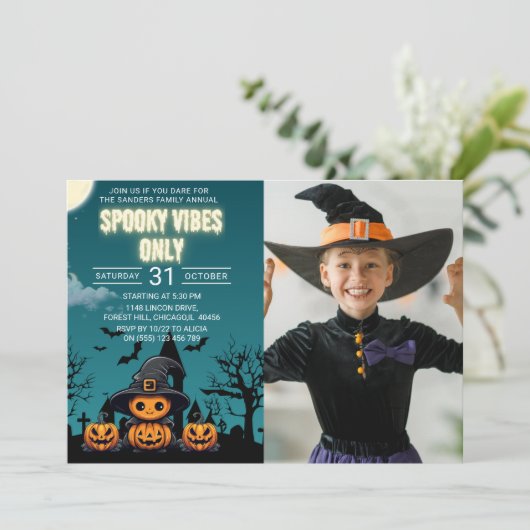 Spooky Vibes Only Halloween Party – Cute Pumpkin 招待状 (スタンド正面)