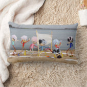 Sportieve Fubby poppetjes die op het strand spelen ランバークッション (ブランケット)