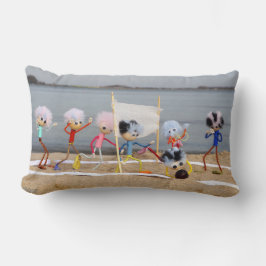 Sportieve Fubby poppetjes die op het strand spelen ランバークッション