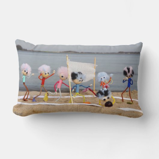 Sportieve Fubby poppetjes die op het strand spelen ランバークッション (正面)