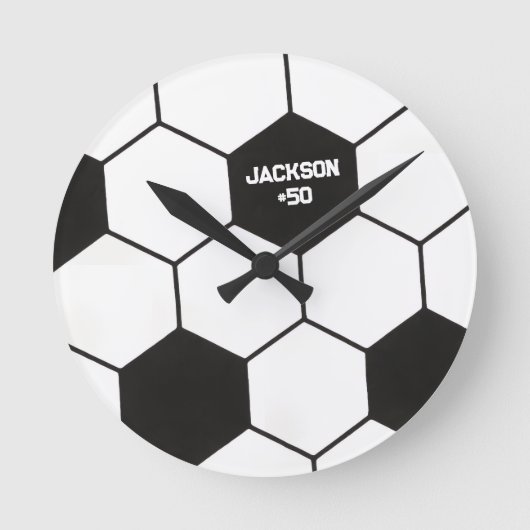 Sporty Black And White Soccer Ball Pattern Custom ラウンド壁時計 (正面)
