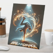 "Spotlight Groove" – スポットライトの踊り! 台座サイン (インサイチュ)