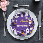 Sppoky one Halloween誕生日グルーヴヴィレトロデイジー ペーパープレート<br><div class="desc">1ハロウィン不気味バースデーパーティーのグルービーデイジーレトロスタイル紙プレートハロウィンのバースデーパーティーの食器パーソナライズされた，かわいいジャック'ランタン，ベビー幽霊，黒猫，クモの巣オレンジ色の白い黒い紫色の色</div>