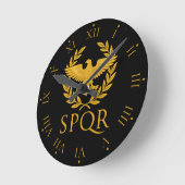 SPQR Roman Eagle Emblem – Golden Aquila & Laurel ラウンド壁時計 (傾斜)