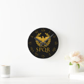 SPQR Roman Eagle Emblem – Golden Aquila & Laurel ラウンド壁時計 (ホーム)
