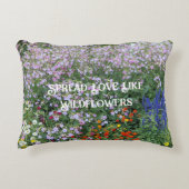 Spread Love Like Wildflowers Inspirational Floral アクセントクッション (正面)