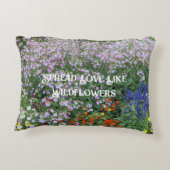 Spread Love Like Wildflowers Inspirational Floral アクセントクッション (裏面)