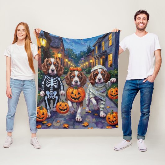 Springer Spaniel Dogs In Halloween Costumes フリースブランケット (インサイチュ)
