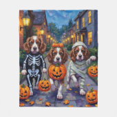 Springer Spaniel Dogs In Halloween Costumes フリースブランケット (正面)