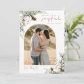 Spruce & Pine Conesクリスマスカードとアーチフォト 招待状 (スタンド正面)