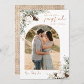 Spruce & Pine Conesクリスマスカードとアーチフォト 招待状 (正面/裏面)