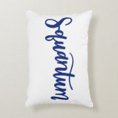 Squantum Pillowの優美なスクリプト アクセントクッション (正面(垂直))