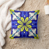Square Throw Pillow with Yellow Flowers クッション (ブランケット)