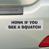 Squatchを見たら警笛を鳴らして下さい バンパーステッカー (車上)