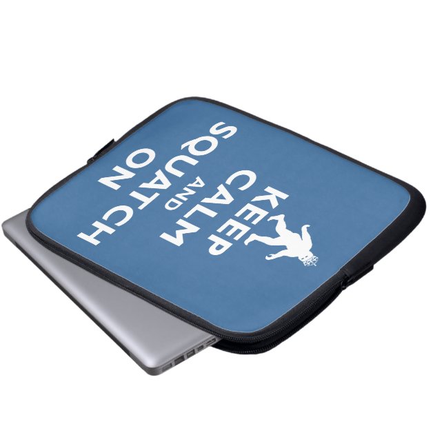 Squatch ラップトップスリーブ (正面下部)