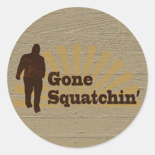 Squatchin行ったおもしろいなビッグフットのサスカッチ ラウンドシール
